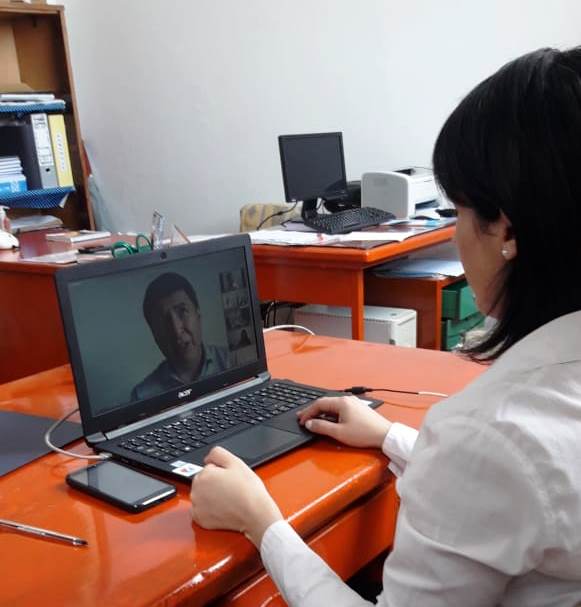 Marianela Marclay participando de la reunión en videollamada.