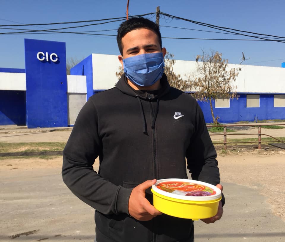 Tomás con la vianda que reparte a los y las estudiantes