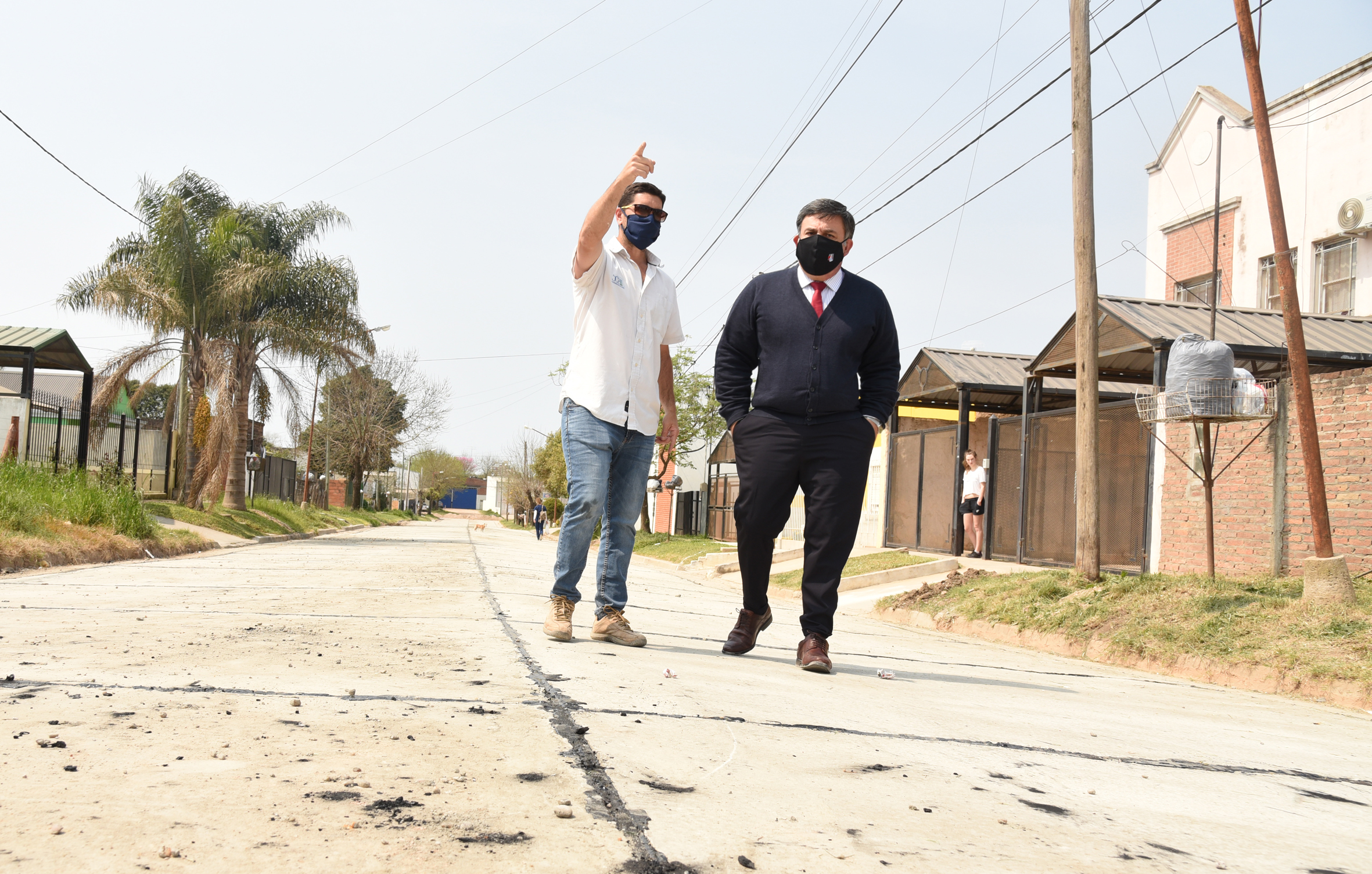 Oliva recorriendo las obras de pavimentación