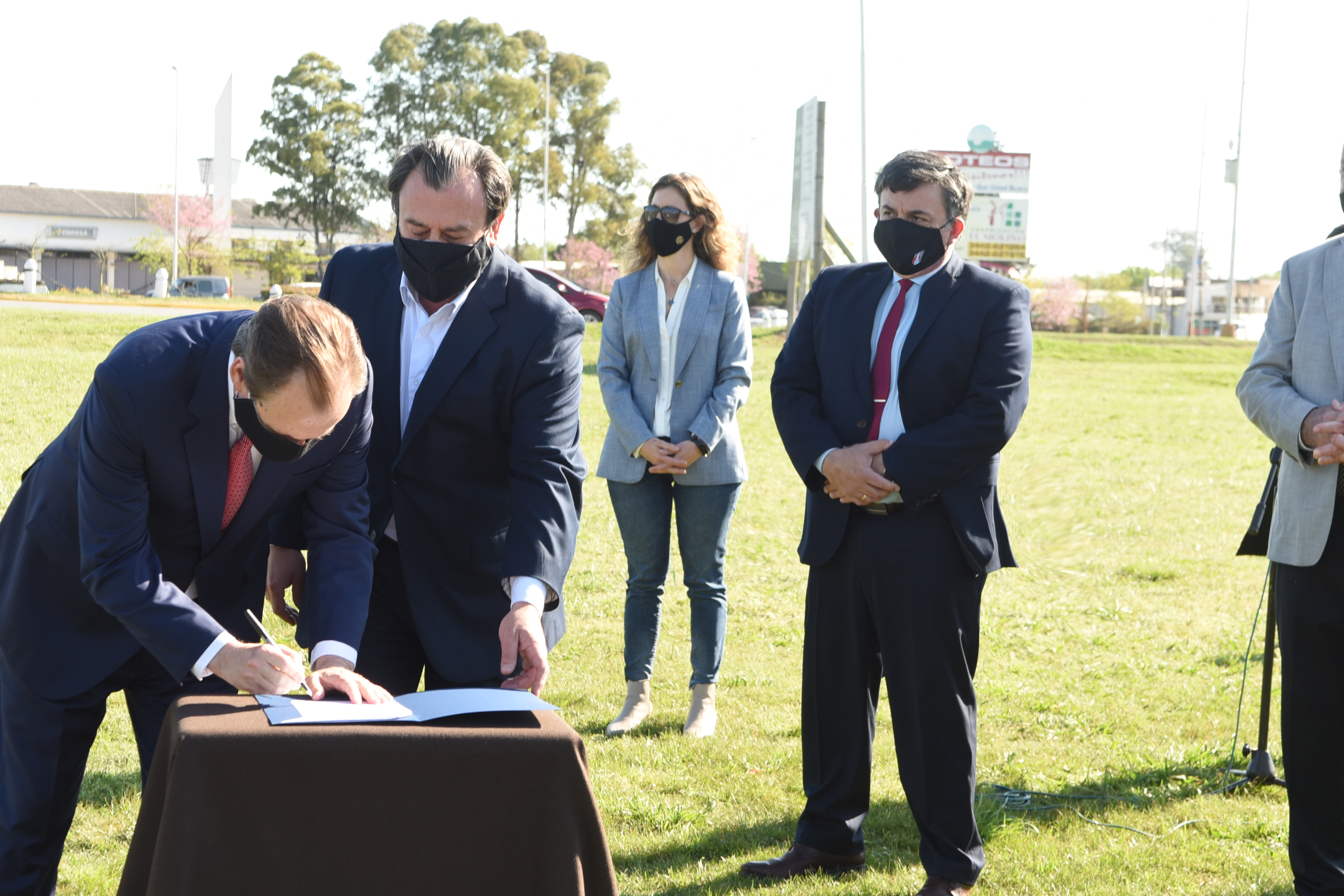 Gustavo Bordet firmando el contrato de obra