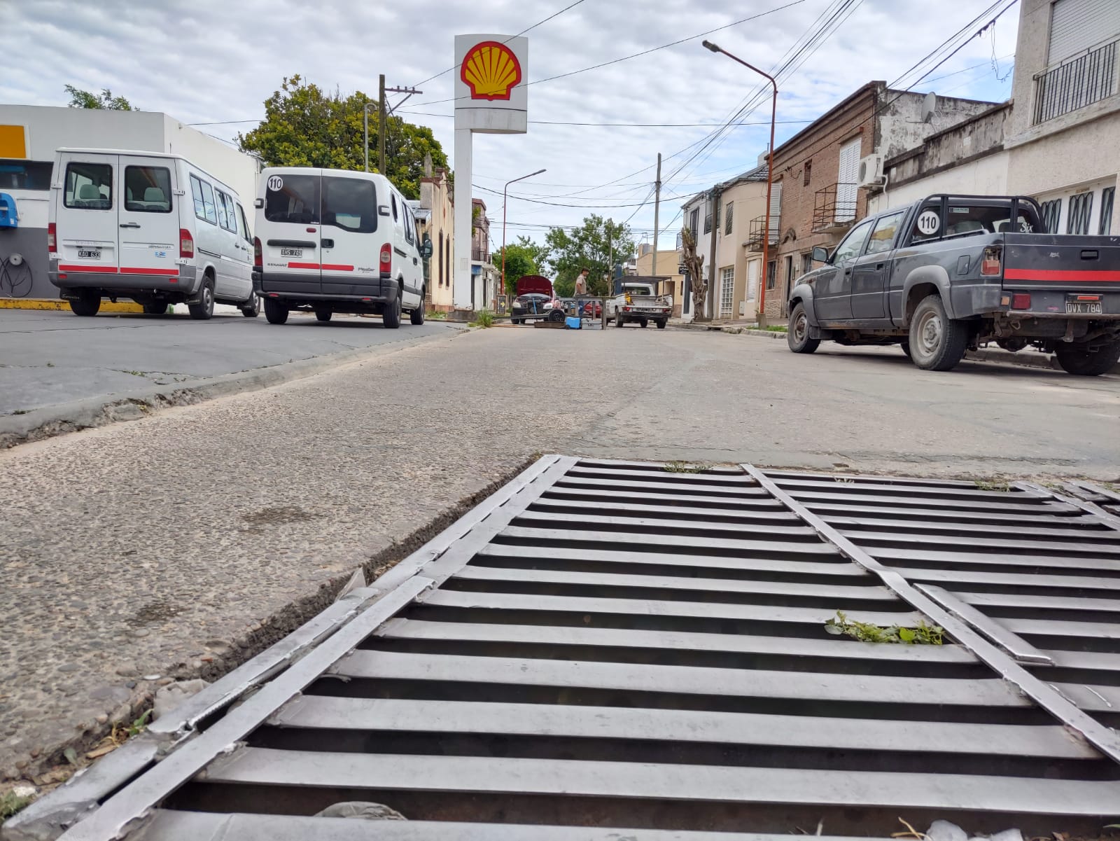 Arreglan desde hoy, las alcantarillas en calle Reibel