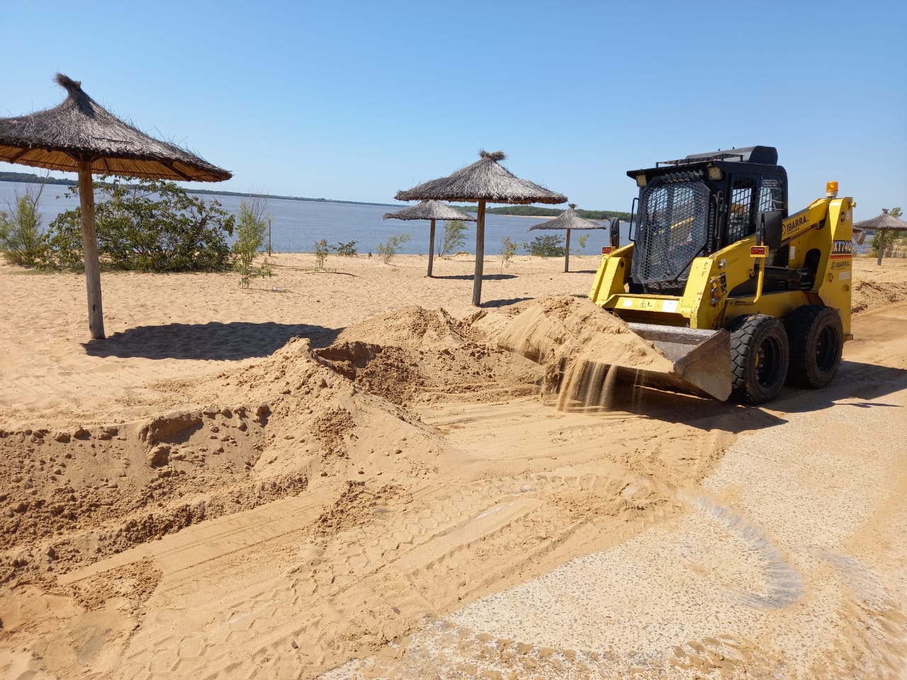 Trabajan en el mantenimiento de las playas de Isla del Puerto