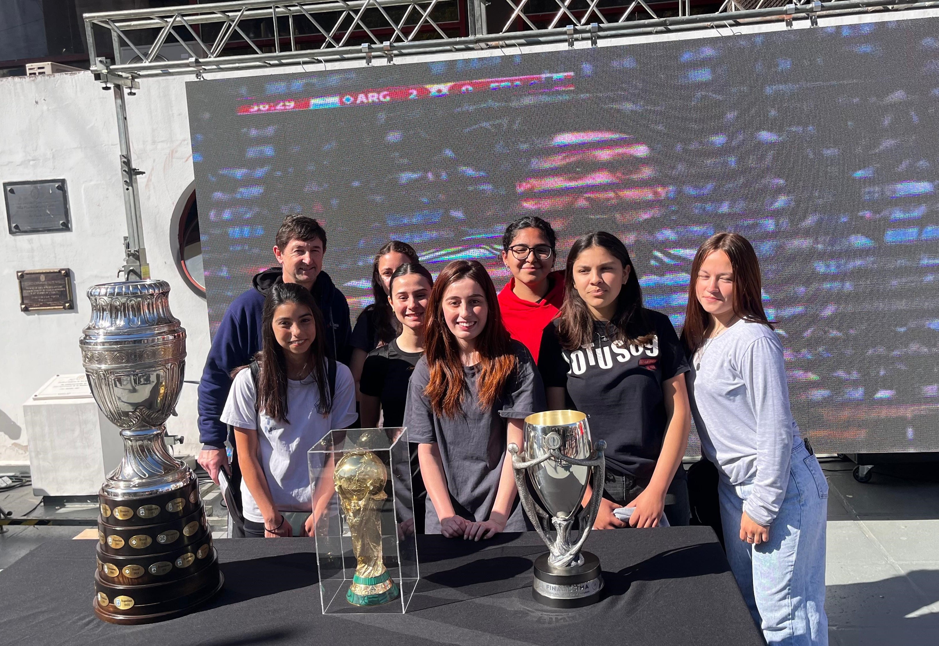 Centenares de vecinos ya tienen su foto con los trofeos de la Selección